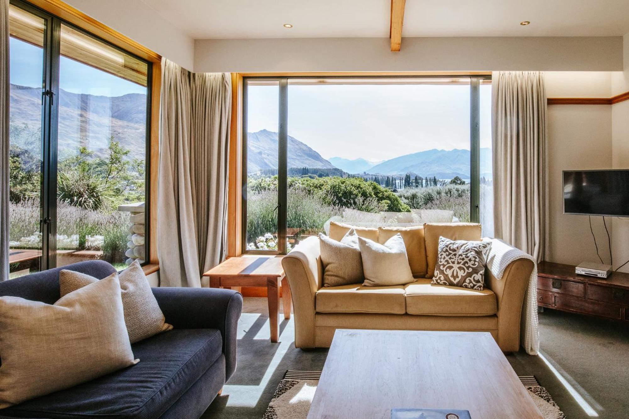 Bullock Creek - Sleeps 8 - & Mountain Views - Private & Secluded Holiday home *