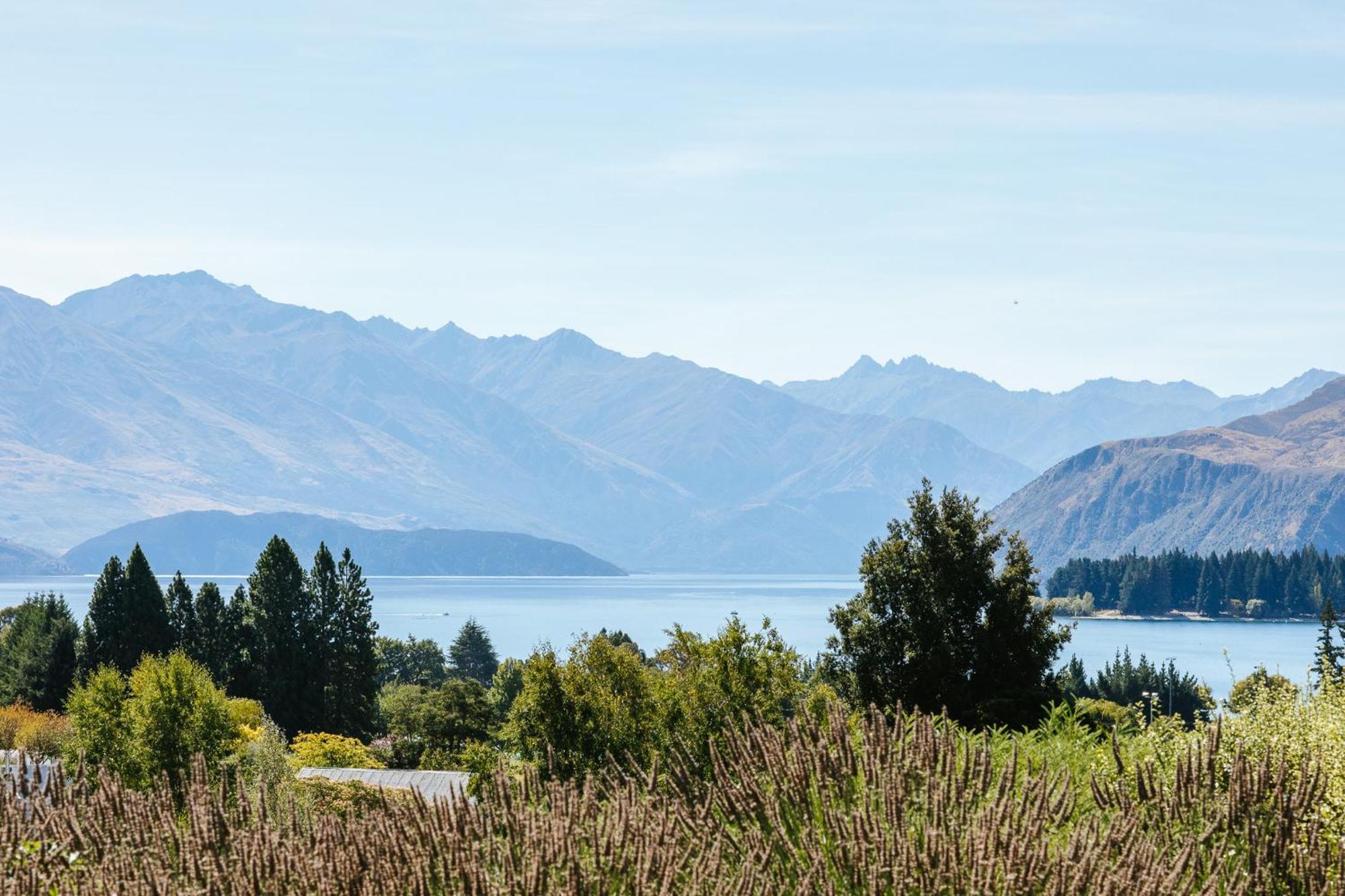 Bullock Creek - Sleeps 8 - & Mountain Views - Private & Secluded Holiday home Wanaka