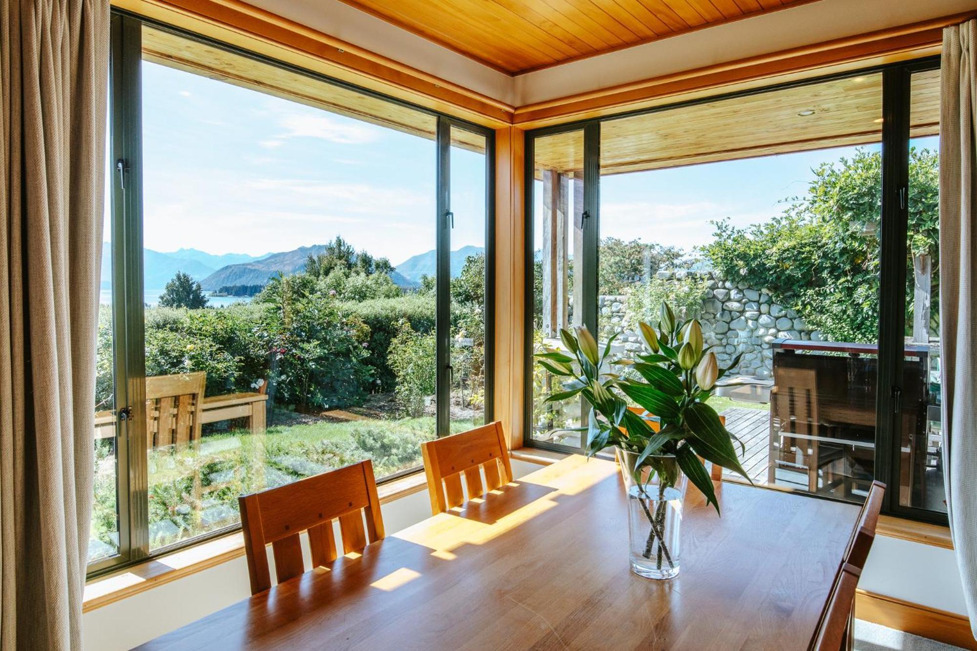 Holiday home Bullock Creek - Sleeps 8 - & Mountain Views - Private & Secluded Wanaka
