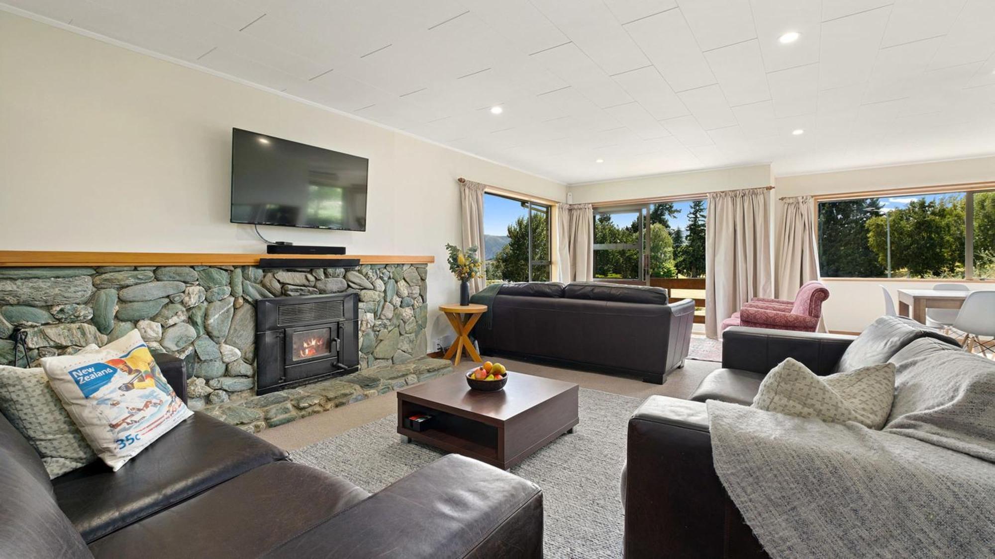 Faulks Terrace Lake And Mountain Views Holiday home Wanaka