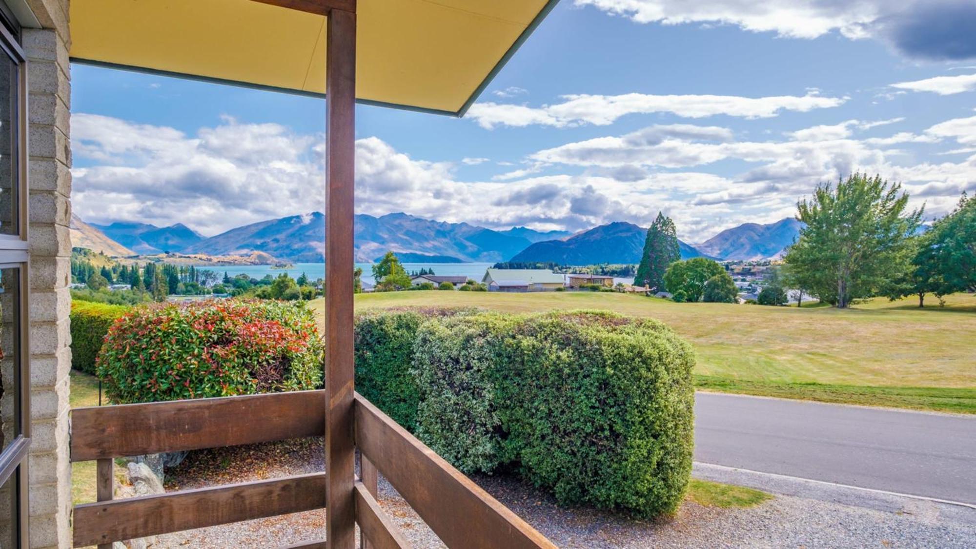 Faulks Terrace Lake And Mountain Views Wanaka