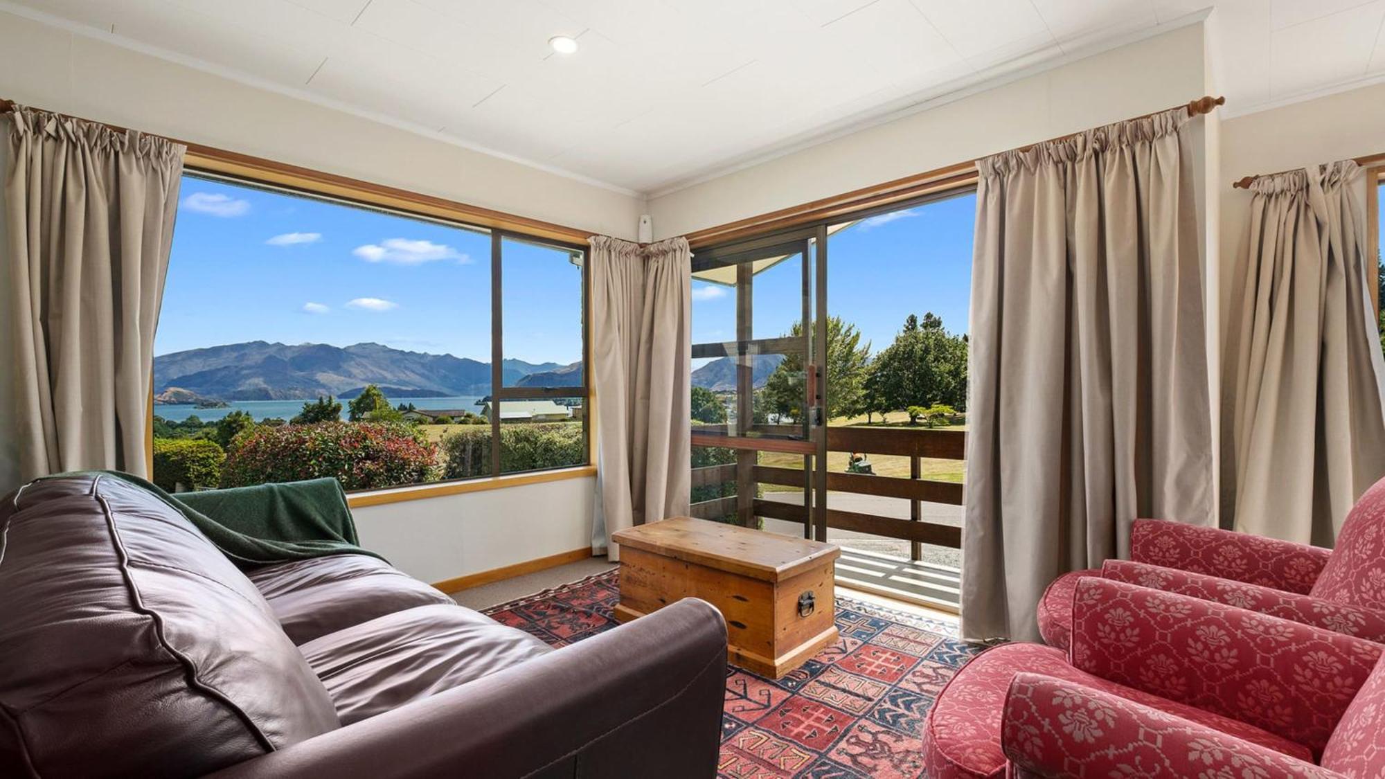 Faulks Terrace Lake And Mountain Views *