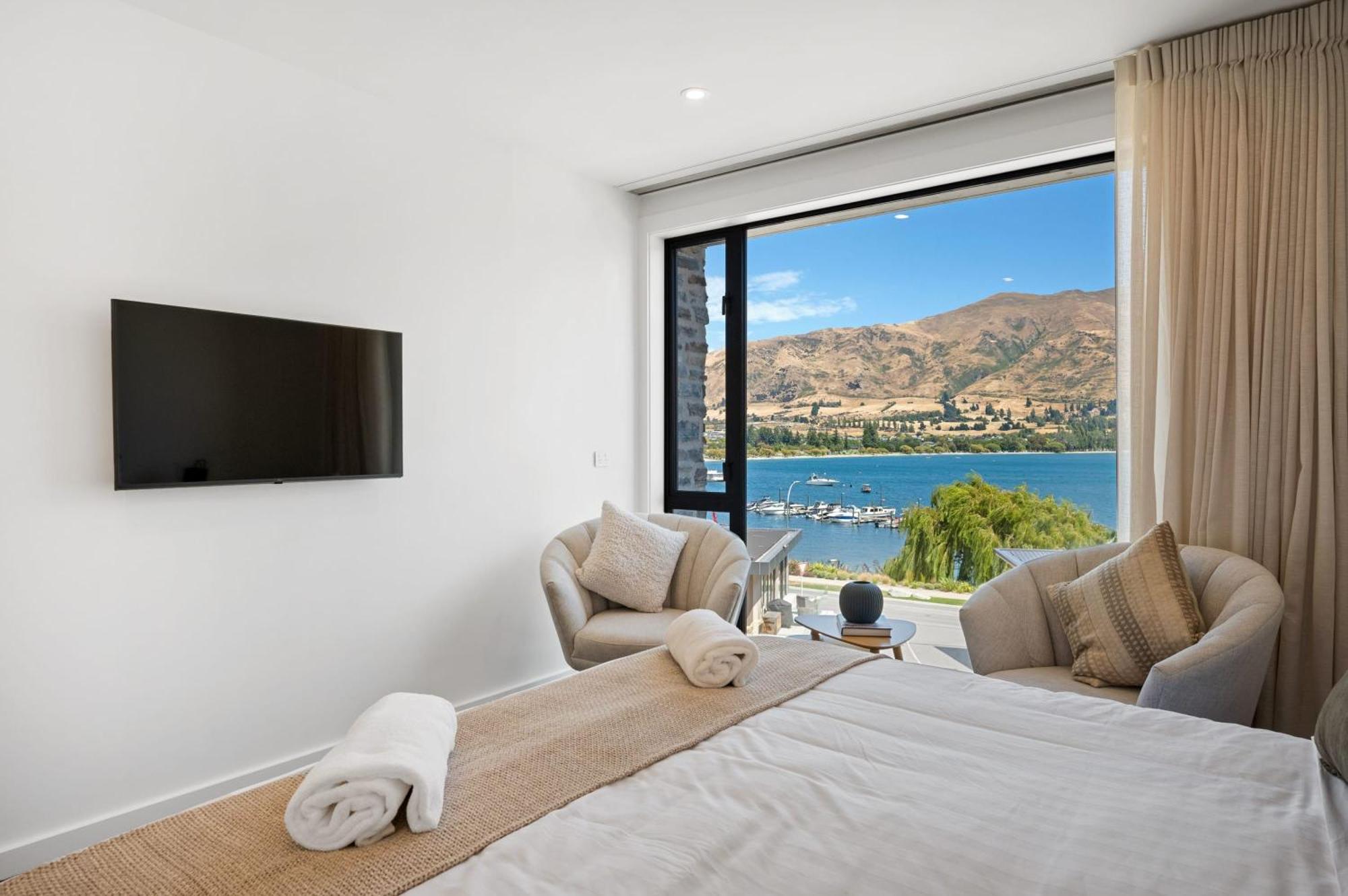 Lakeside Luxury Inn