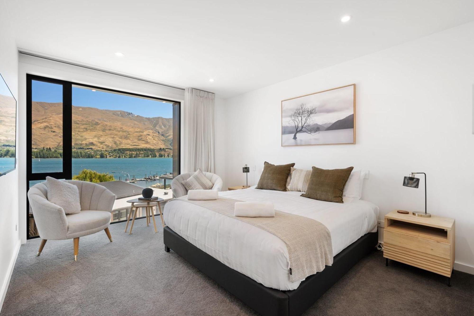 Lakeside Luxury Inn *