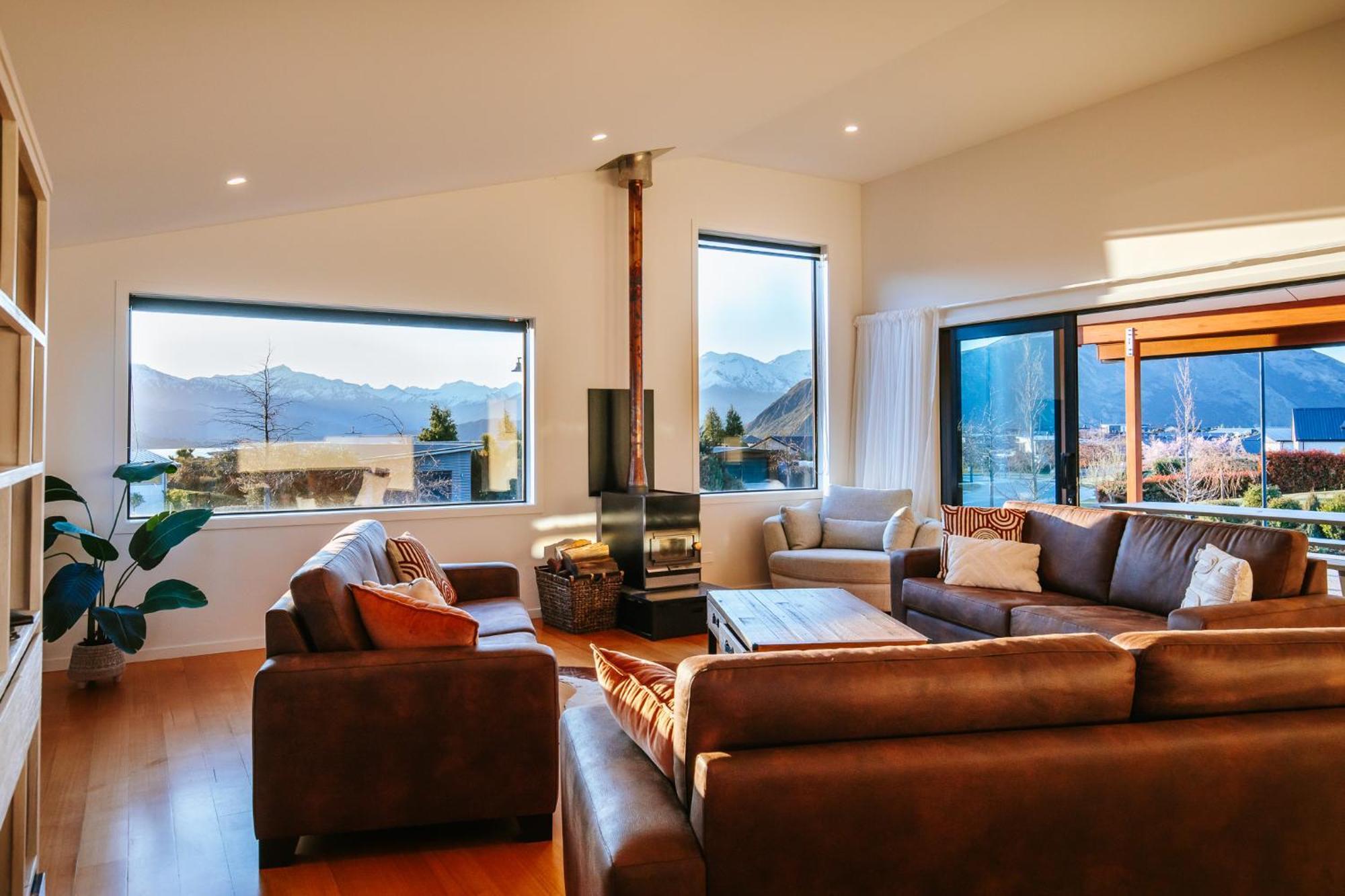 Holiday home On The Rocks - Sleeps 8 - Family Friendly Wanaka