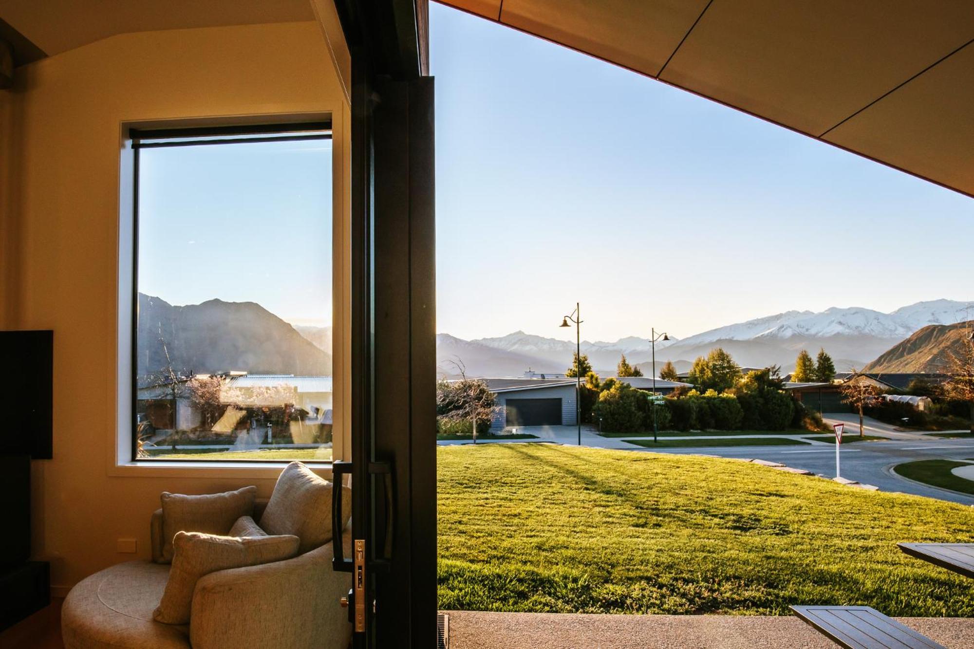 On The Rocks - Sleeps 8 - Family Friendly Holiday home Wanaka