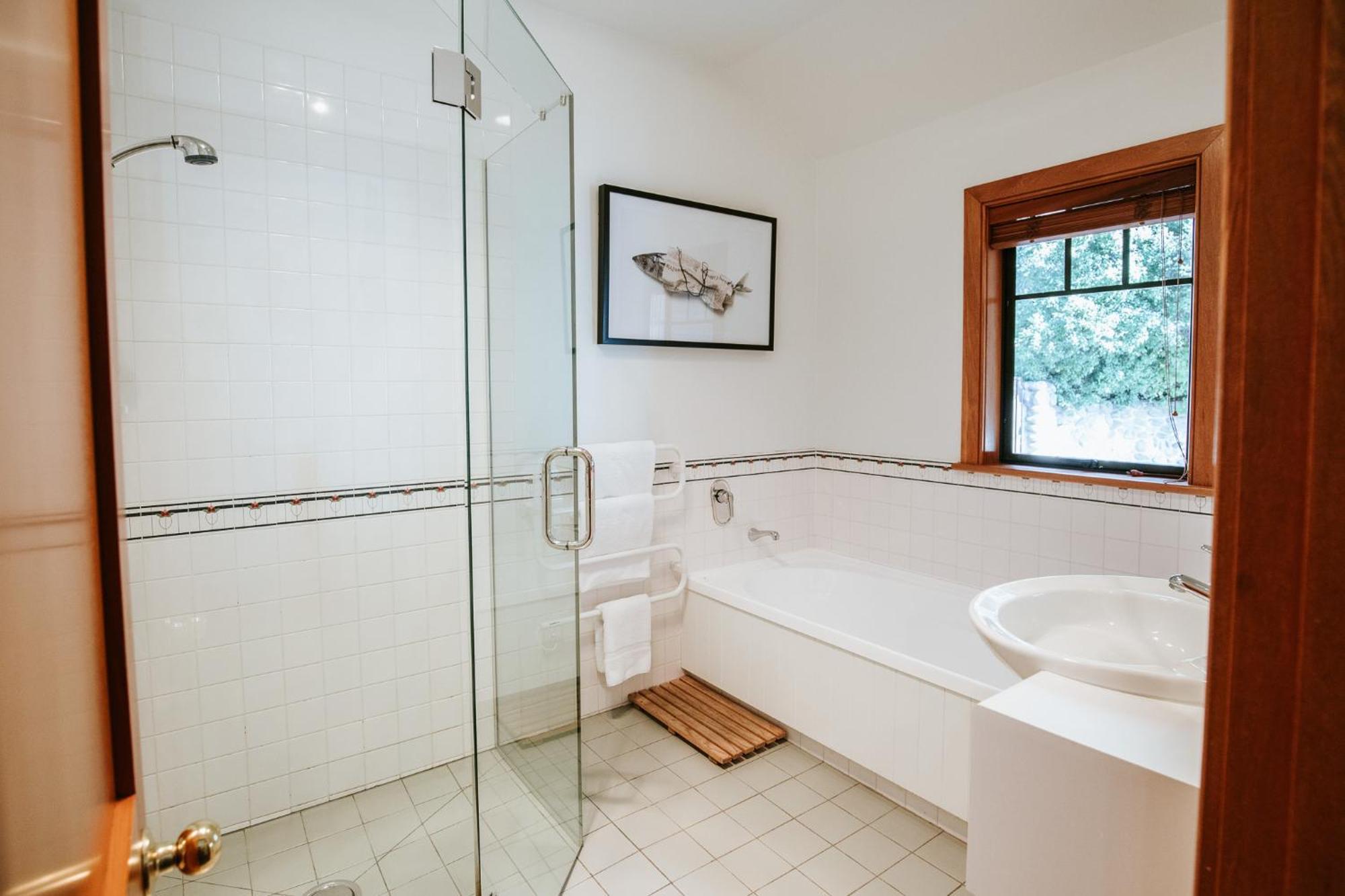 Bullock Creek - Sleeps 8 - & Mountain Views - Private & Secluded Holiday home Wanaka