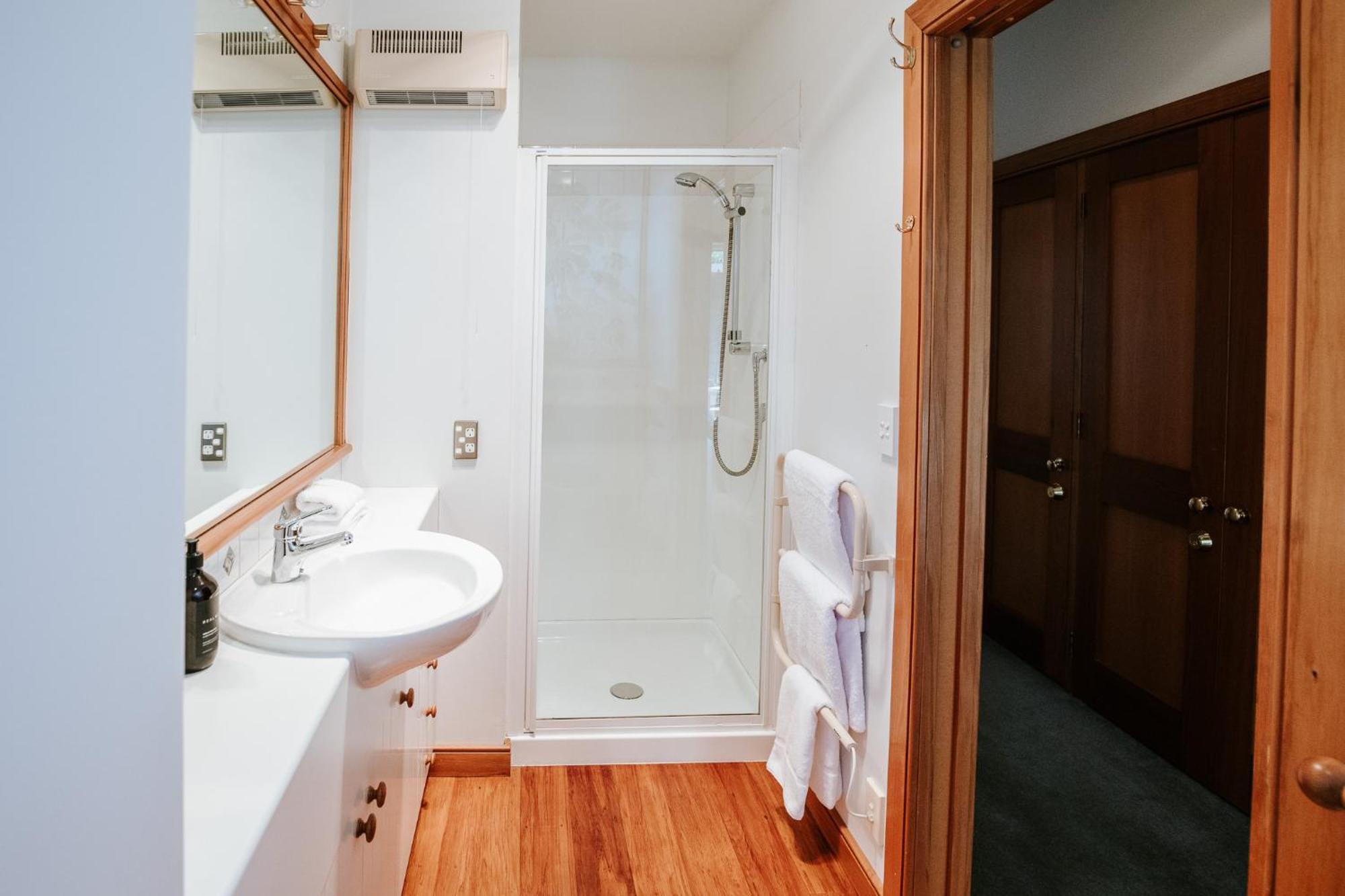 Holiday home Bullock Creek - Sleeps 8 - & Mountain Views - Private & Secluded Wanaka