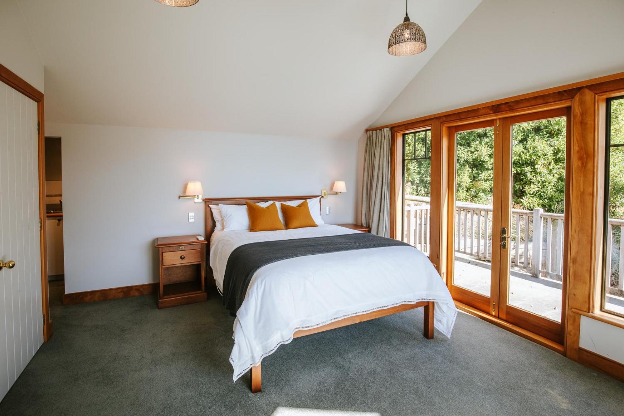 Bullock Creek - Sleeps 8 - & Mountain Views - Private & Secluded *
