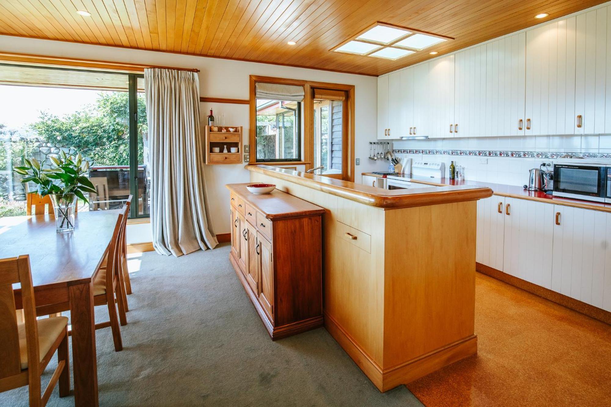 Bullock Creek - Sleeps 8 - & Mountain Views - Private & Secluded