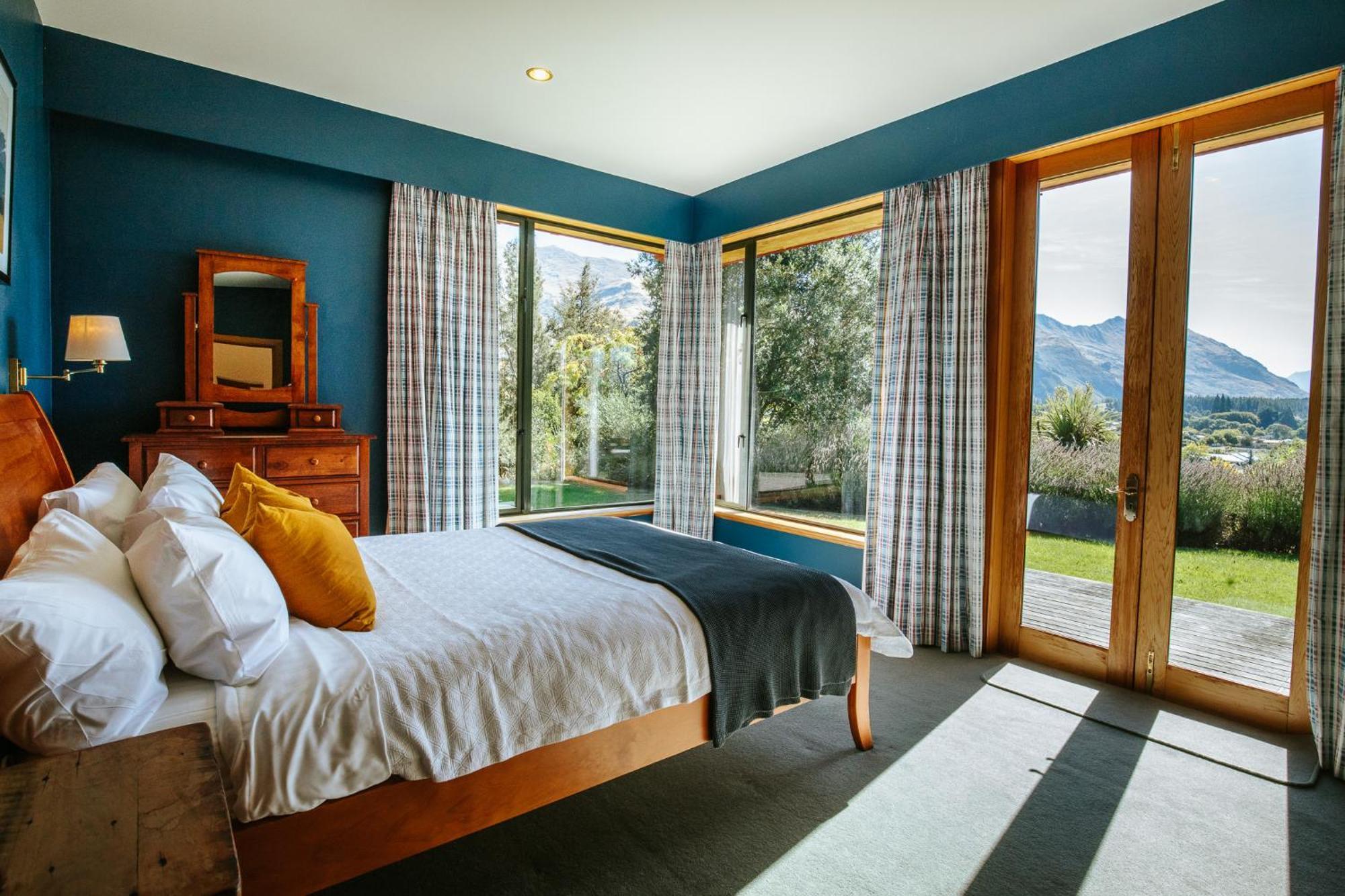Holiday home Bullock Creek - Sleeps 8 - & Mountain Views - Private & Secluded Wanaka