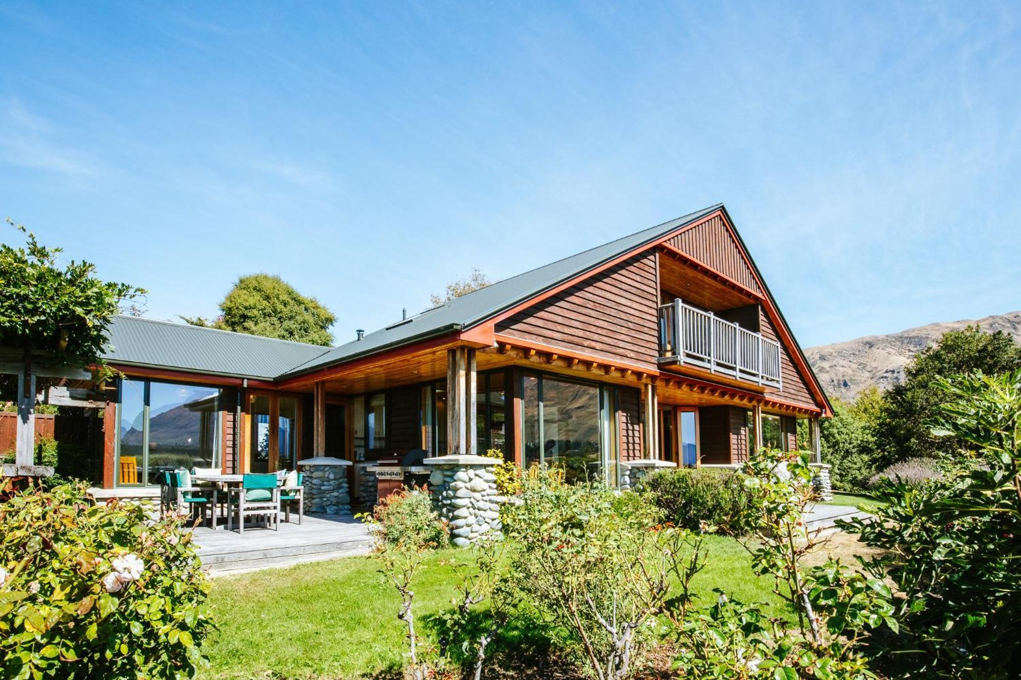 Bullock Creek - Sleeps 8 - & Mountain Views - Private & Secluded Holiday home Wanaka