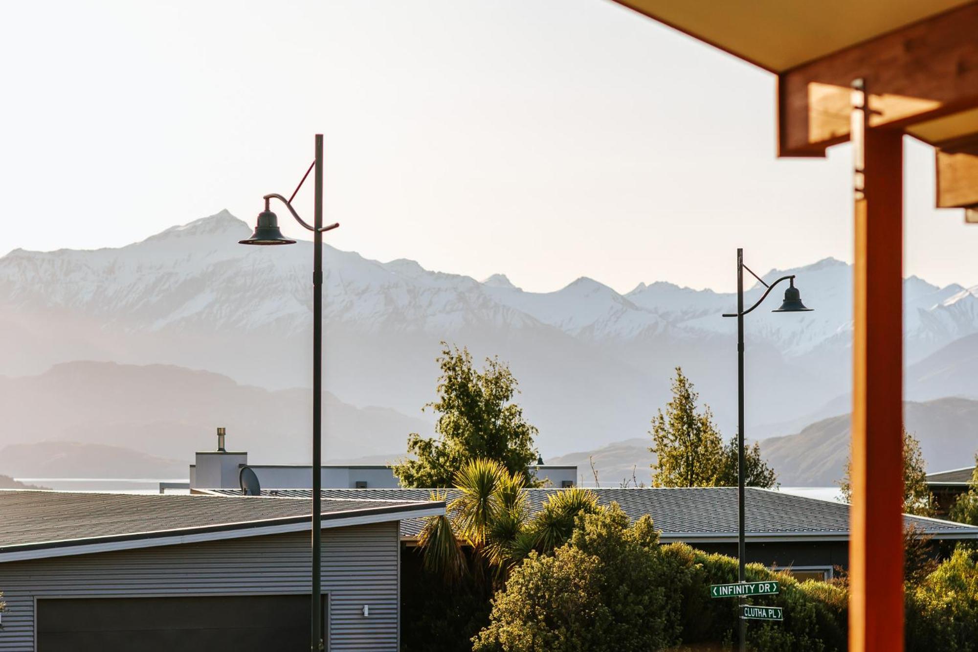 On The Rocks - Sleeps 8 - Family Friendly * Wanaka