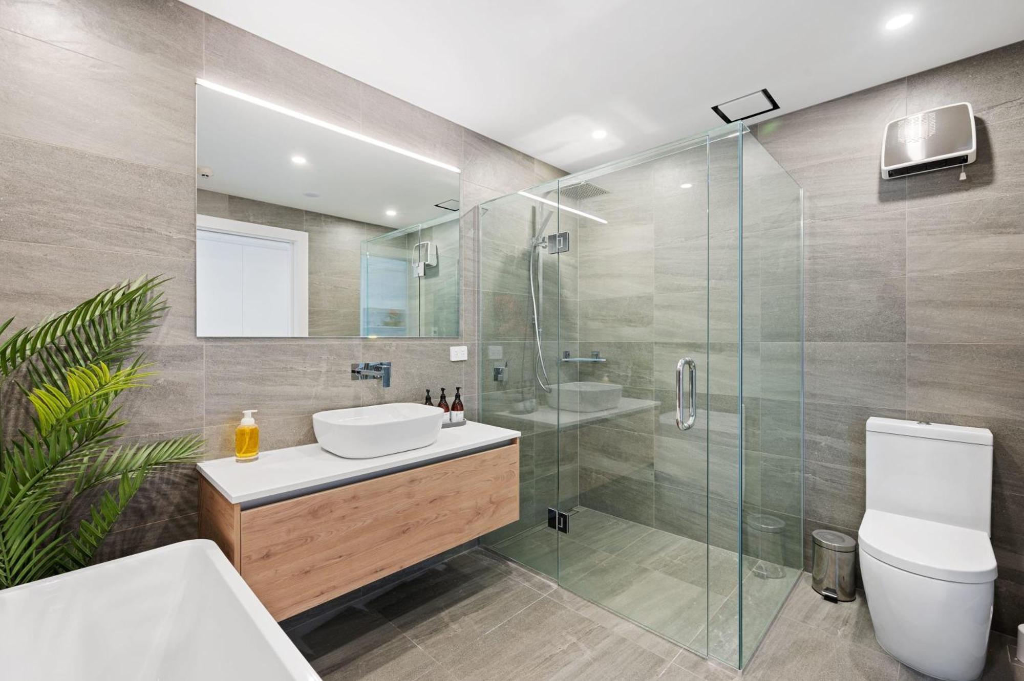 Lakeside Luxury Inn *