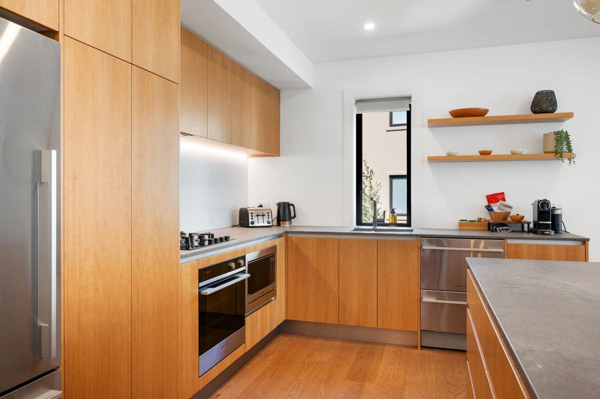 Lakeside Luxury 2 Bedroom Apartment Wanaka