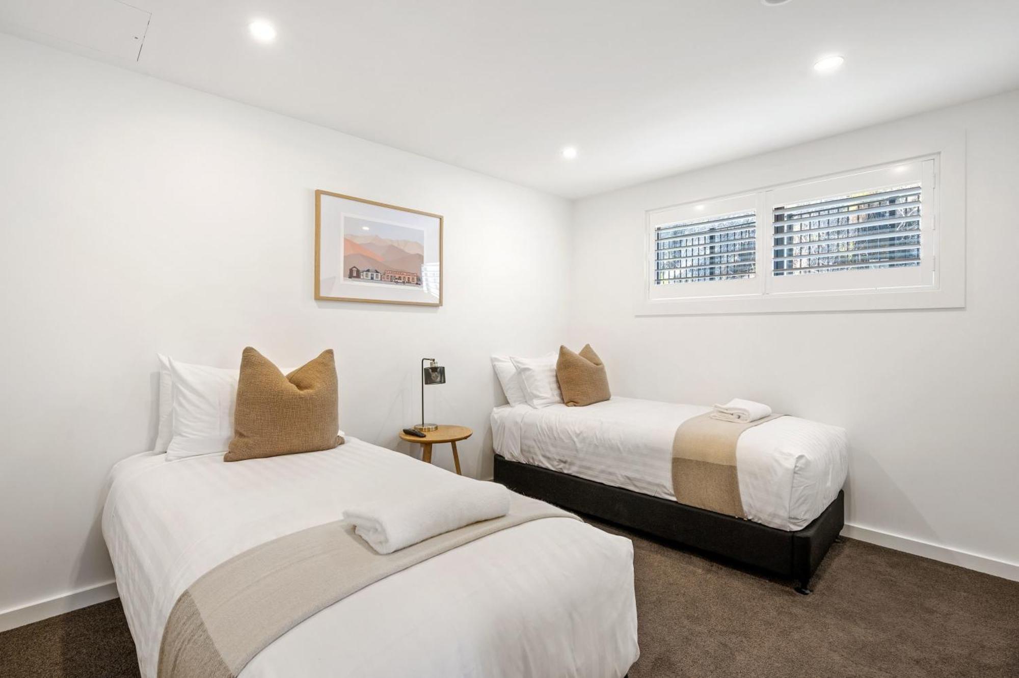 Lakeside Luxury 2 Bedroom Apartment