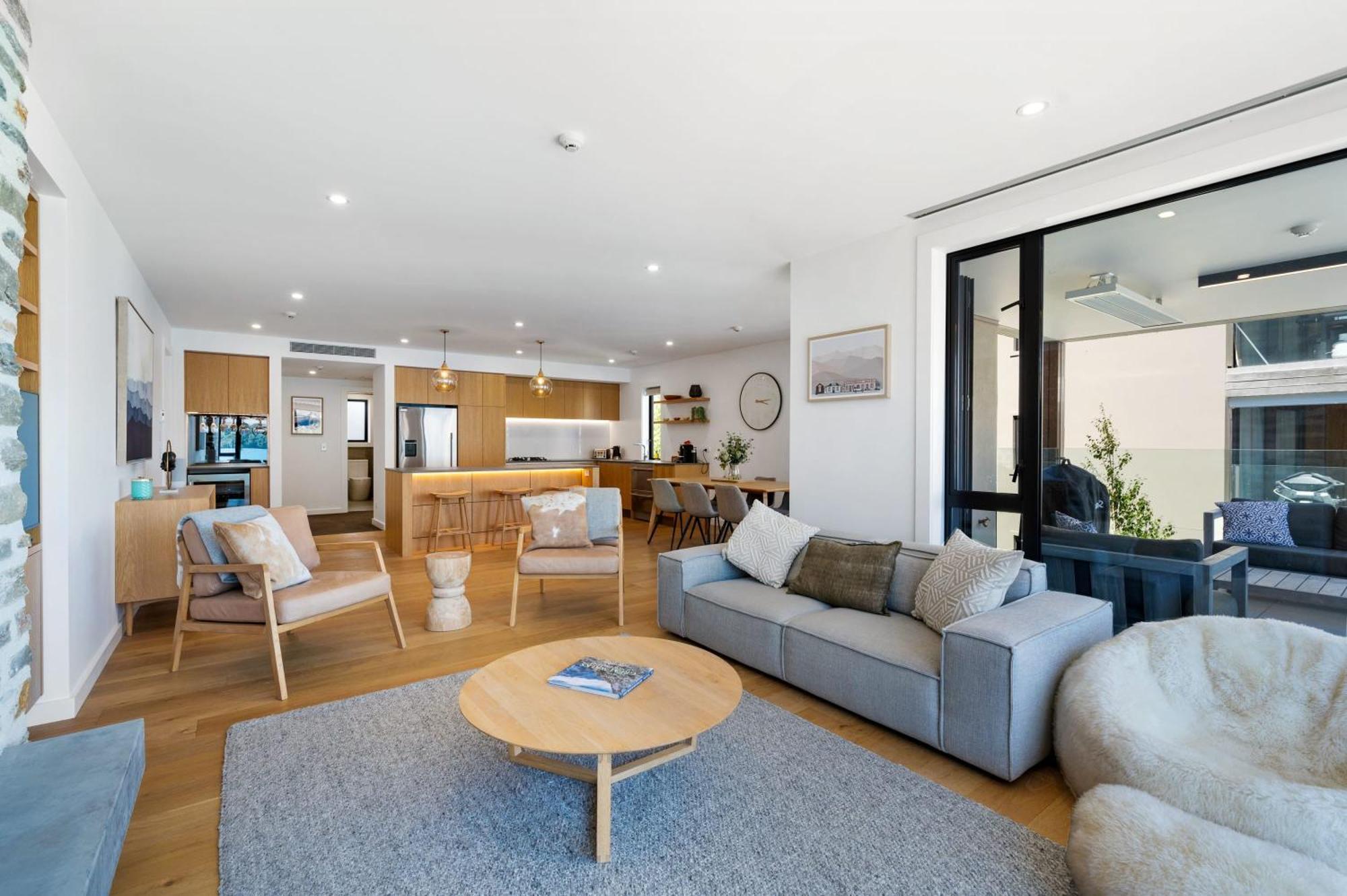 Apartment Lakeside Luxury 2 Bedroom *