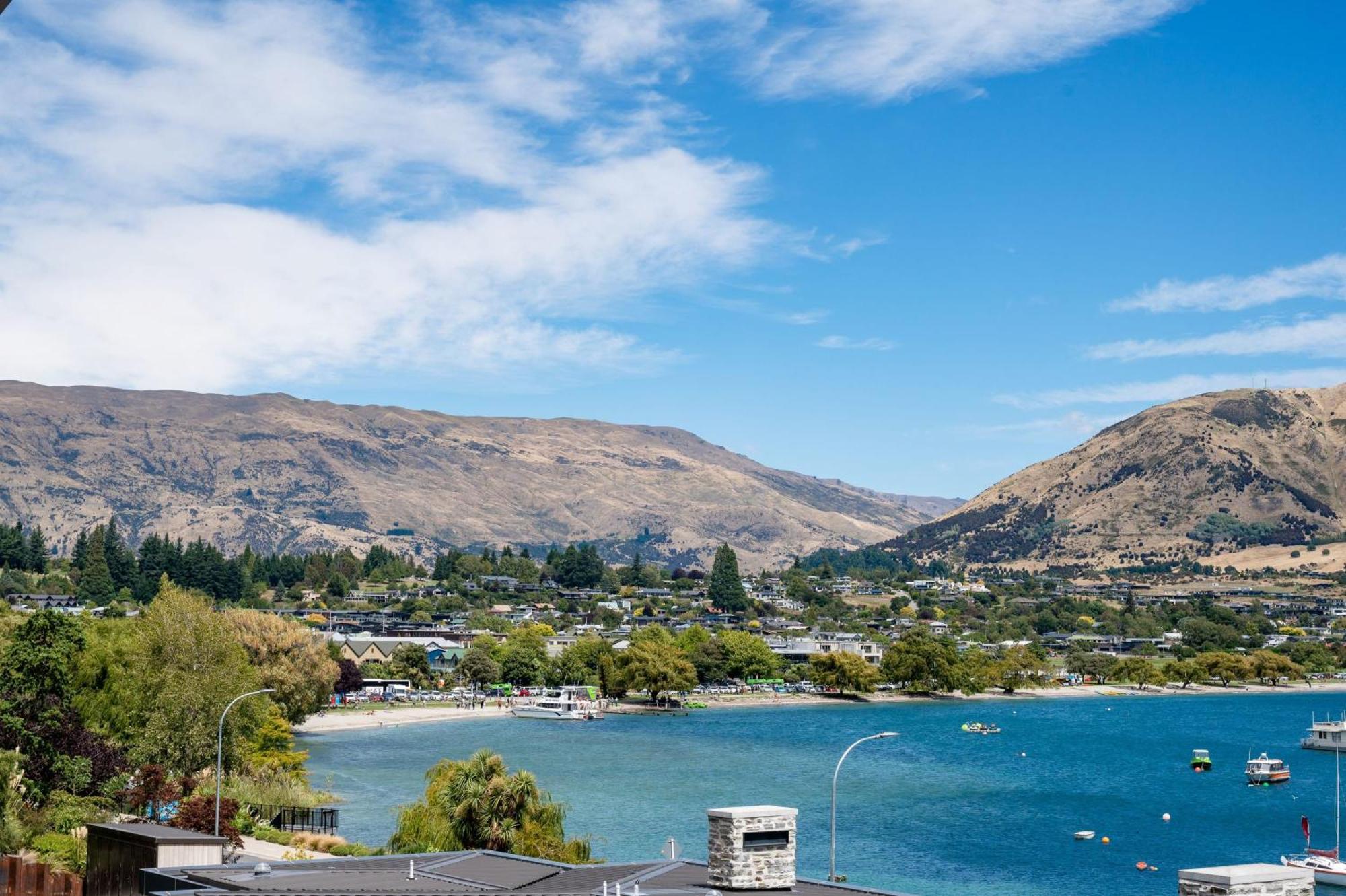 Lakeside Luxury 2 Bedroom Apartment *