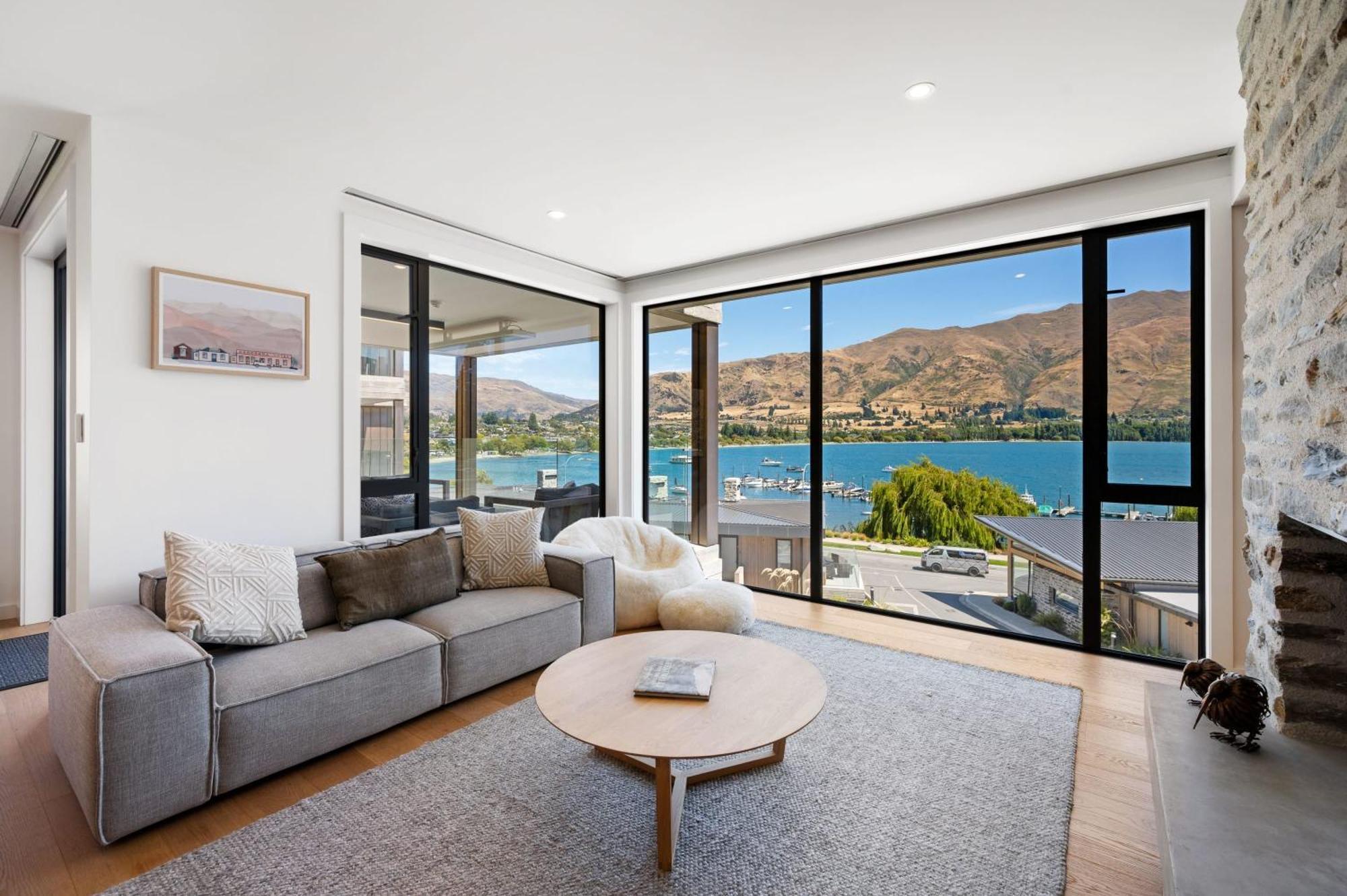 Lakeside Luxury 2 Bedroom Apartment *
