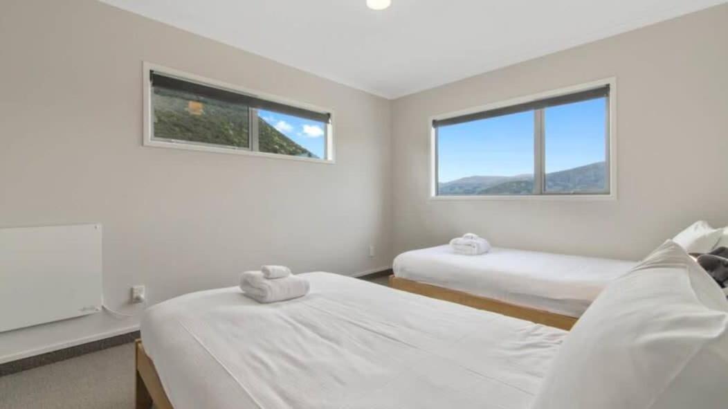 Allenby Mt Iron Edge 2 Bedroom Upstairs Holiday home Wanaka