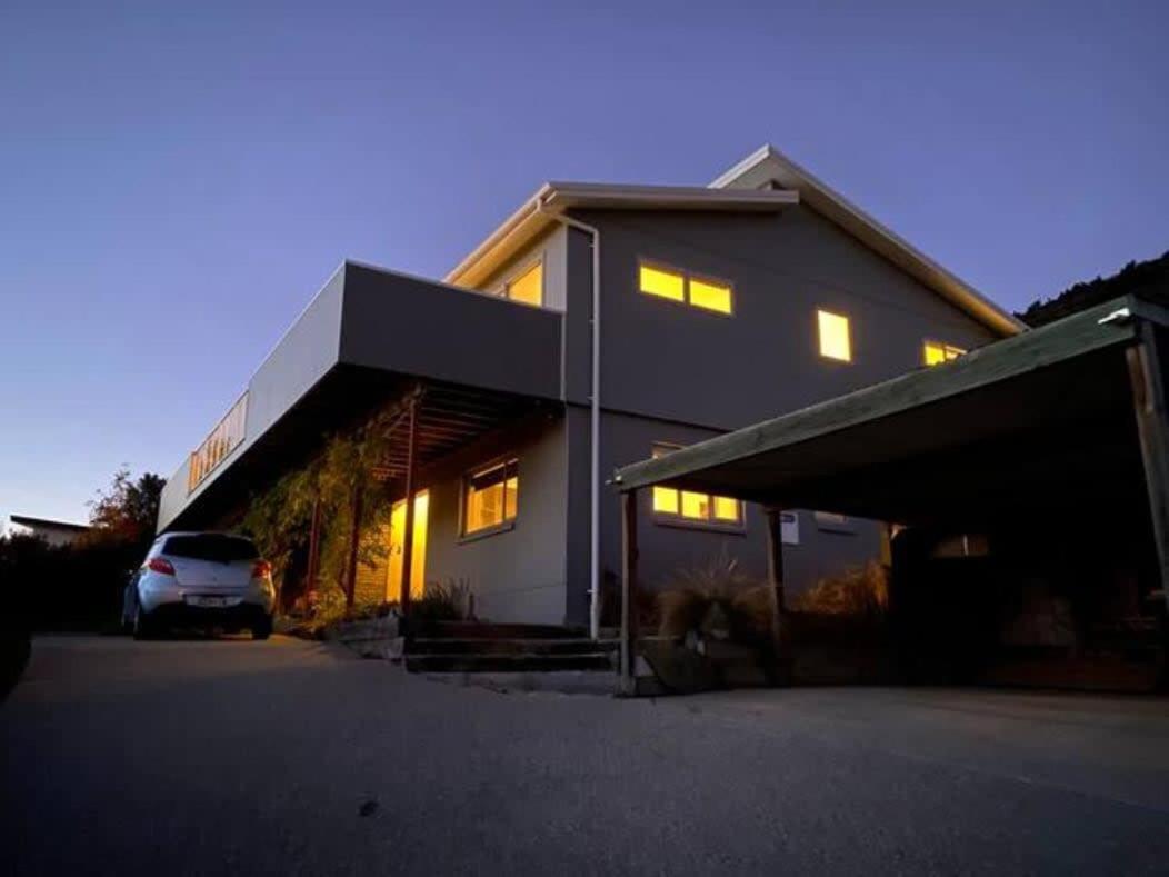 Allenby Mt Iron Edge 2 Bedroom Upstairs Holiday home Wanaka