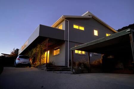 'mount Iron Edge' With Mountain Views Wanaka