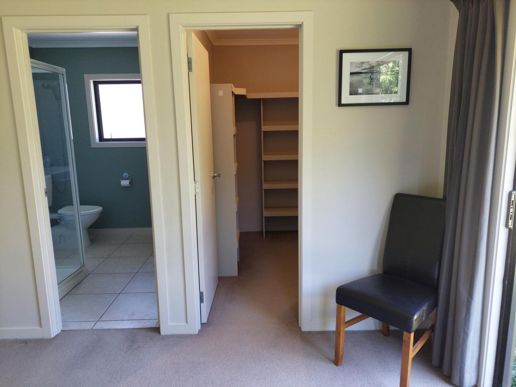 Private Guest - No Kitchen *