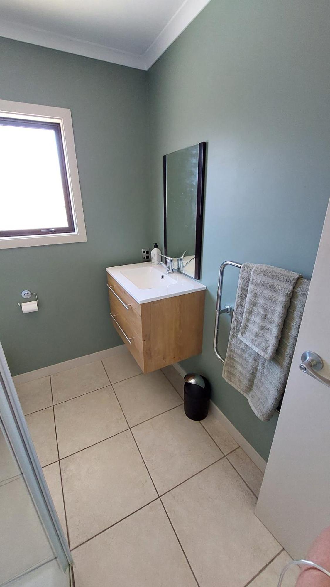 Private Guest - No Kitchen Guest house