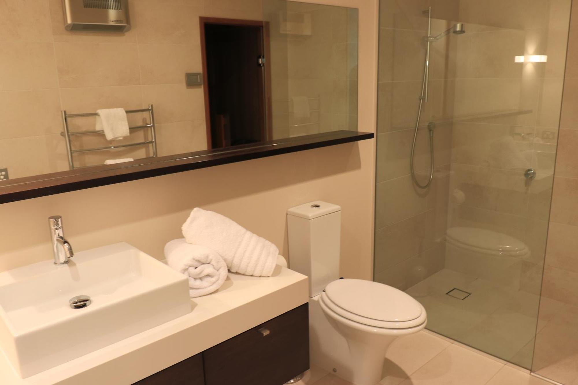 Lakeshore Springs Apartments *