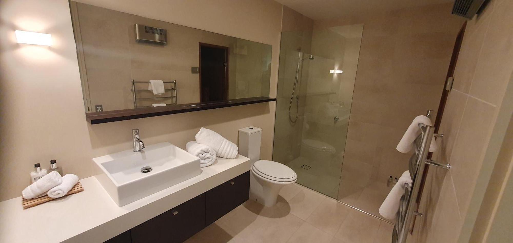 Lakeshore Springs Apartments *