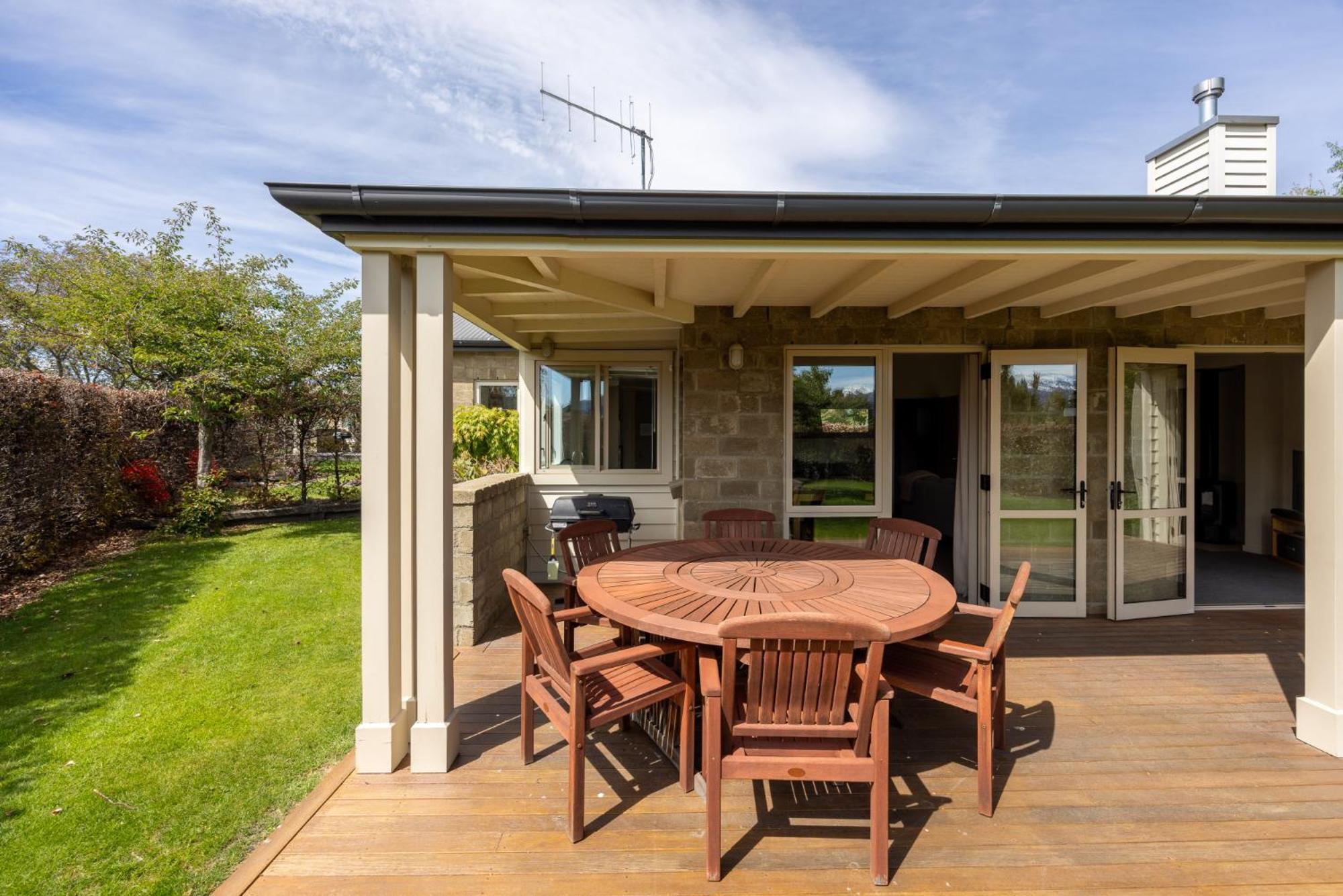 Meadowstone Executive Close To Villa Wanaka