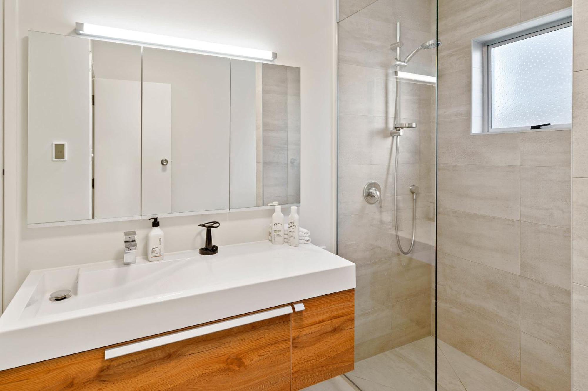 Renovated Classic With Views * Wanaka