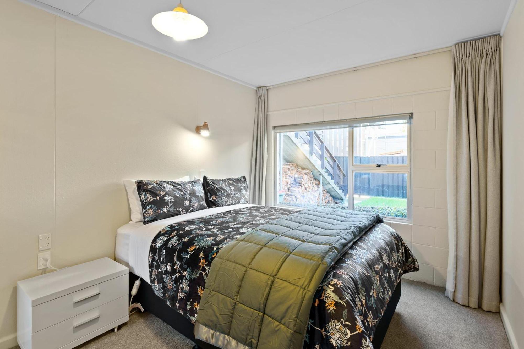 Renovated Classic With Views Holiday home Wanaka
