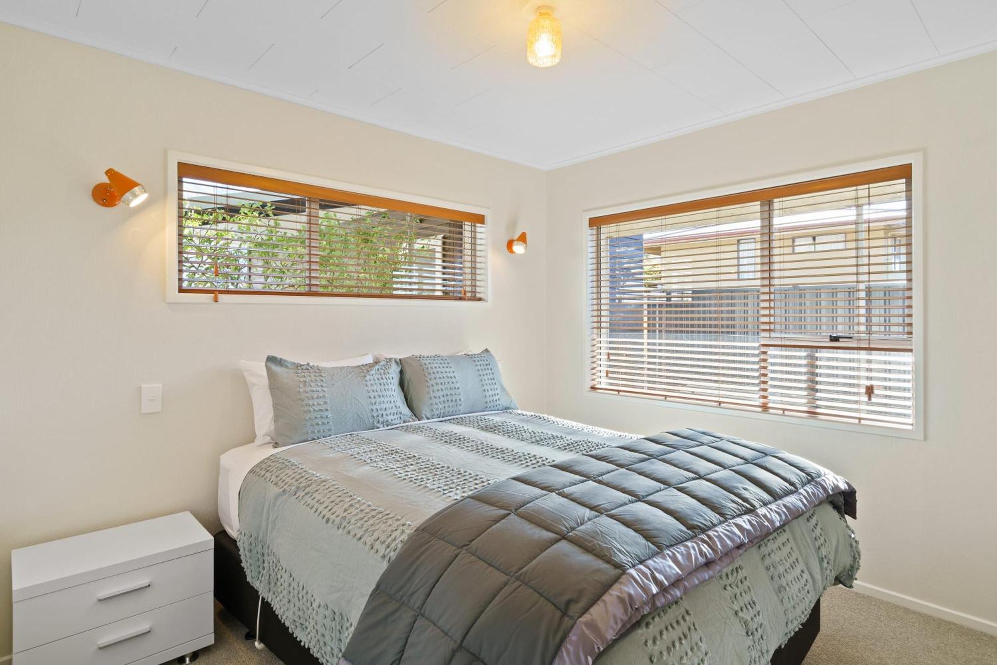 Renovated Classic With Views Wanaka