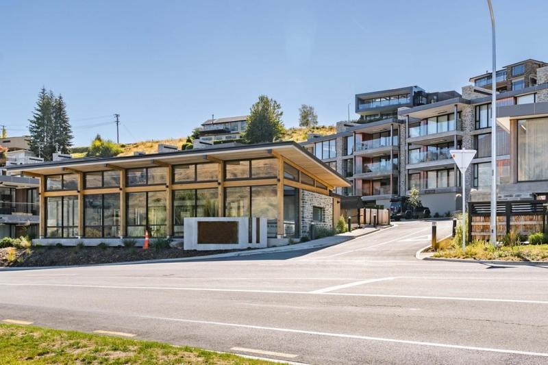 Luxurious Lakefront Penthouse Wanaka