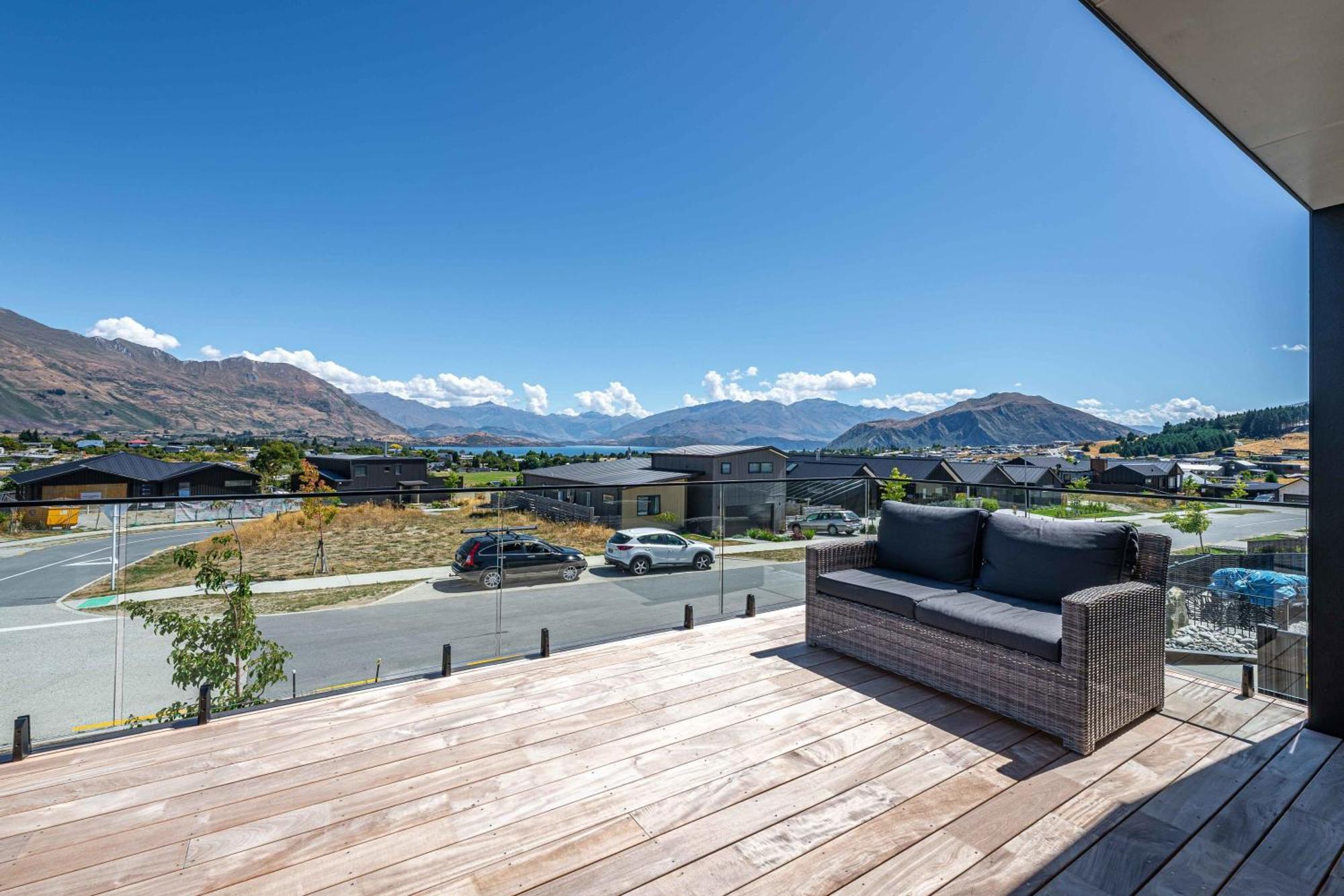 Stylish Panoramic Mountain And Views Holiday home Wanaka
