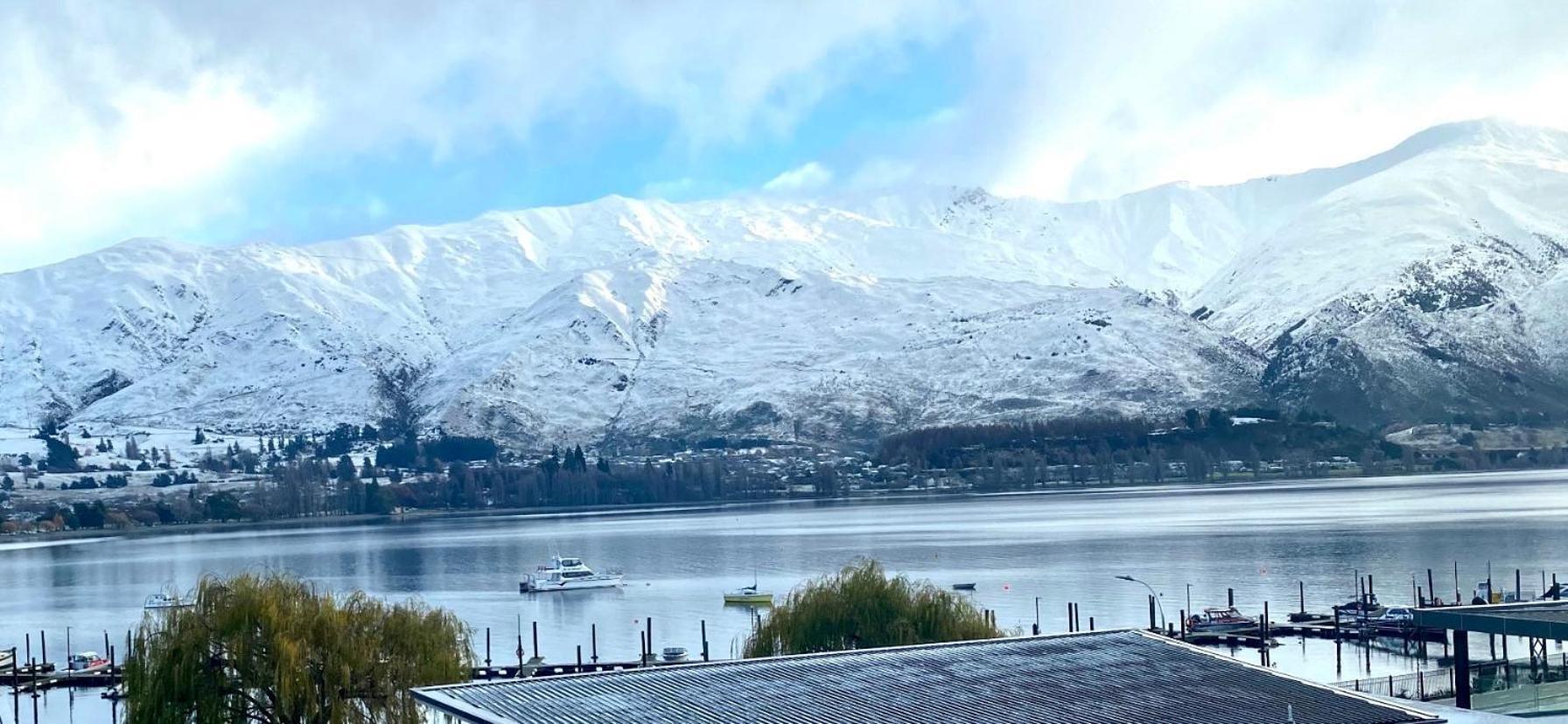 Lakeside Luxury 2 Bedroom Apartment Wanaka