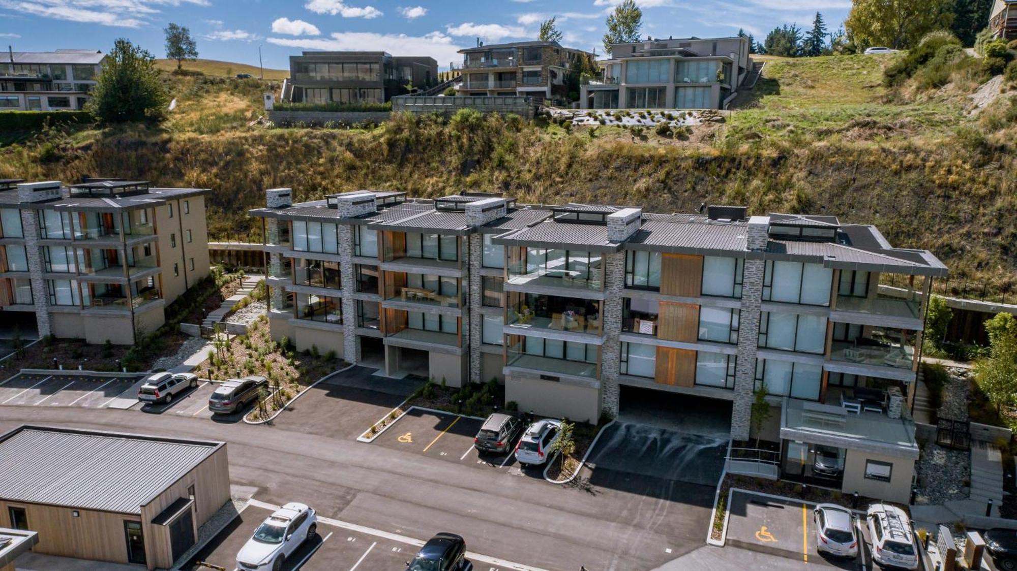 Lakeside Luxury 2 Bedroom Apartment Wanaka