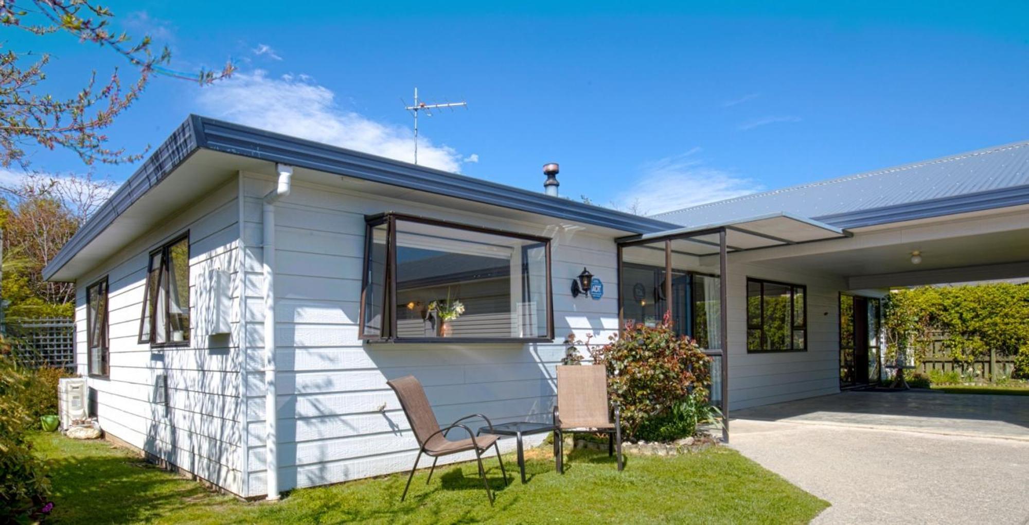 Sunny Warren In Holiday home Wanaka