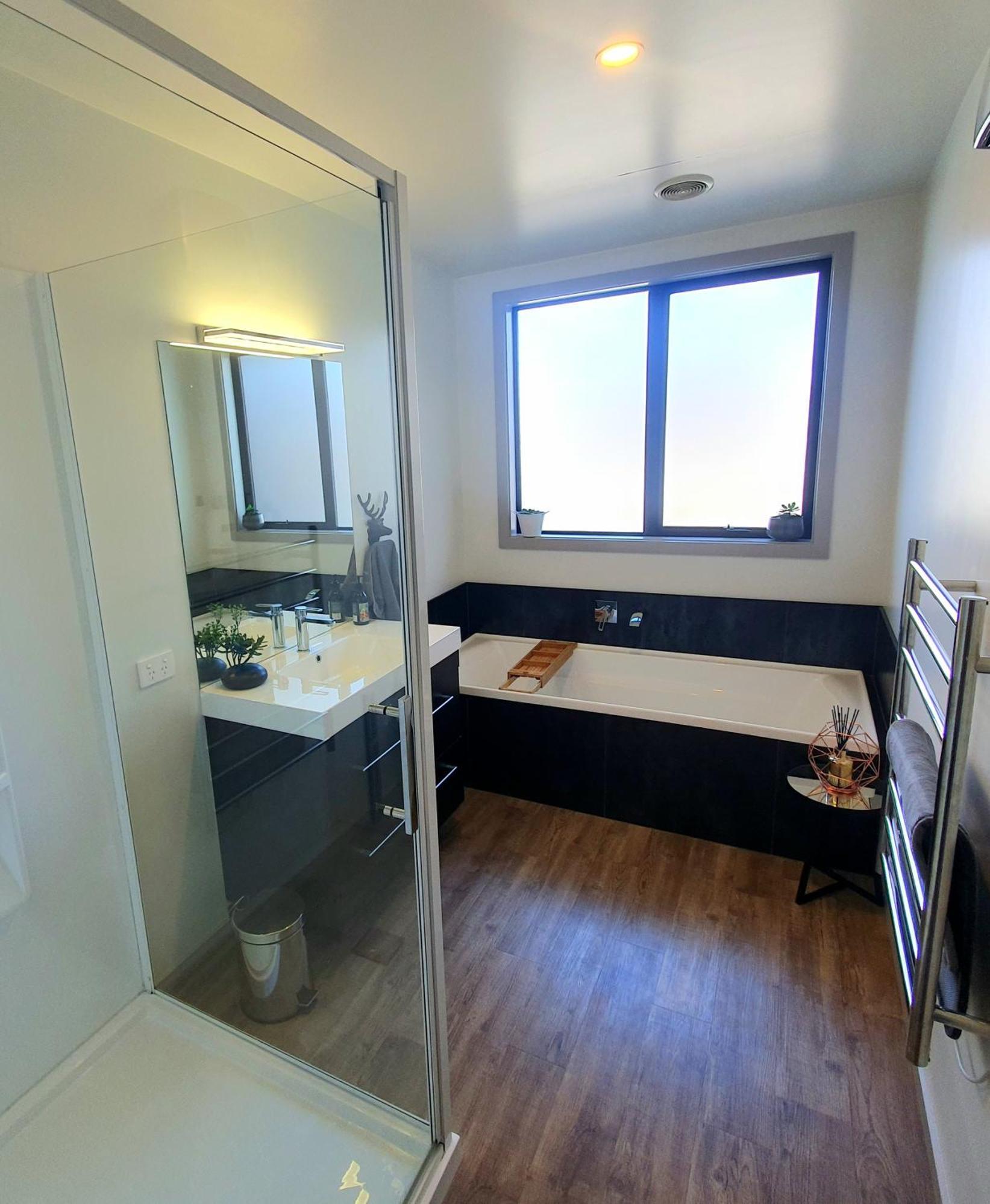 Hawea Heaven: Superking Beds + Hot Tub + Mountain Holiday home Wanaka