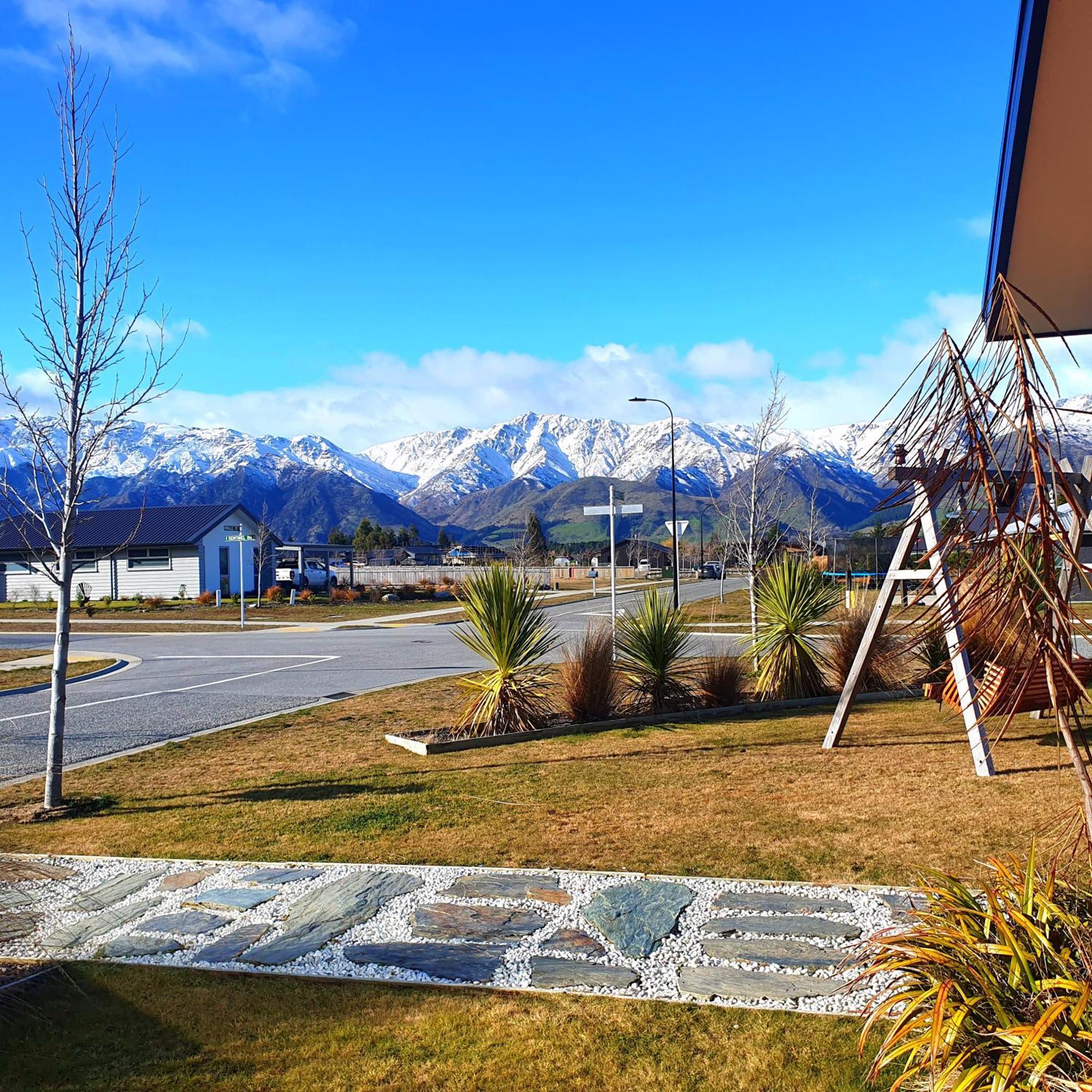 Hawea Heaven: Superking Beds + Hot Tub + Mountain *