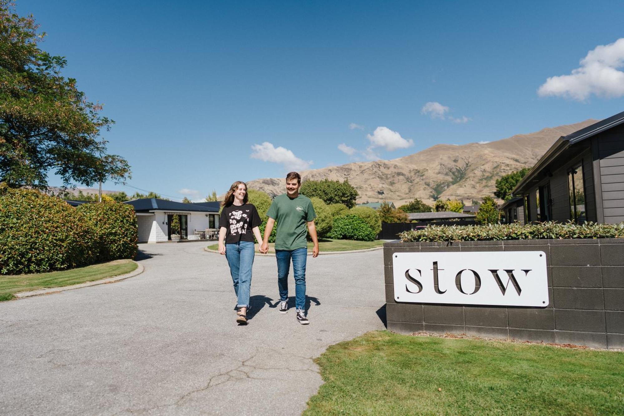 2 - Handsome And Sunkissed On The Doorstep To * Wanaka