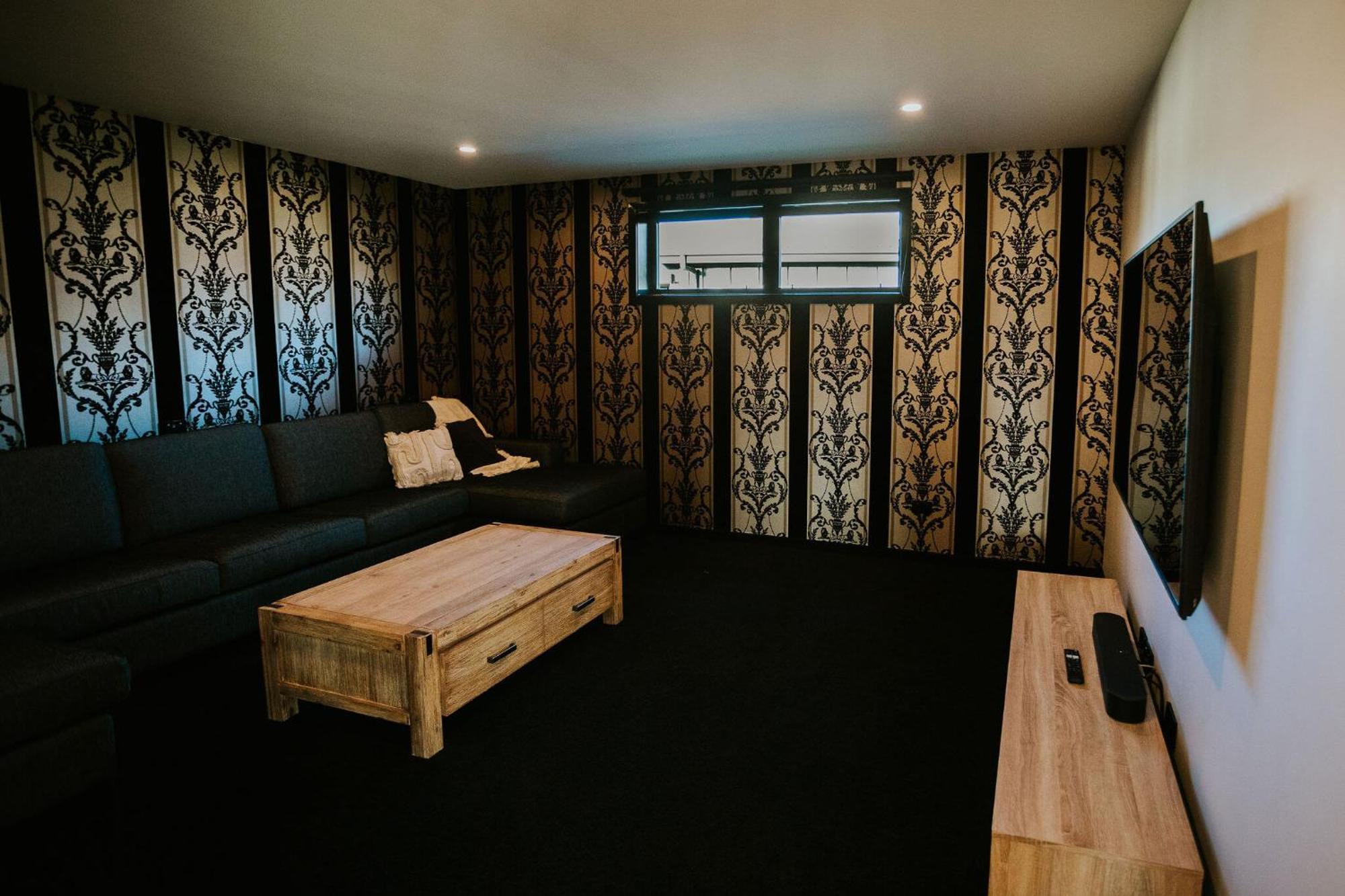 On The Rocks - Sleeps 8 - Family Friendly Holiday home *