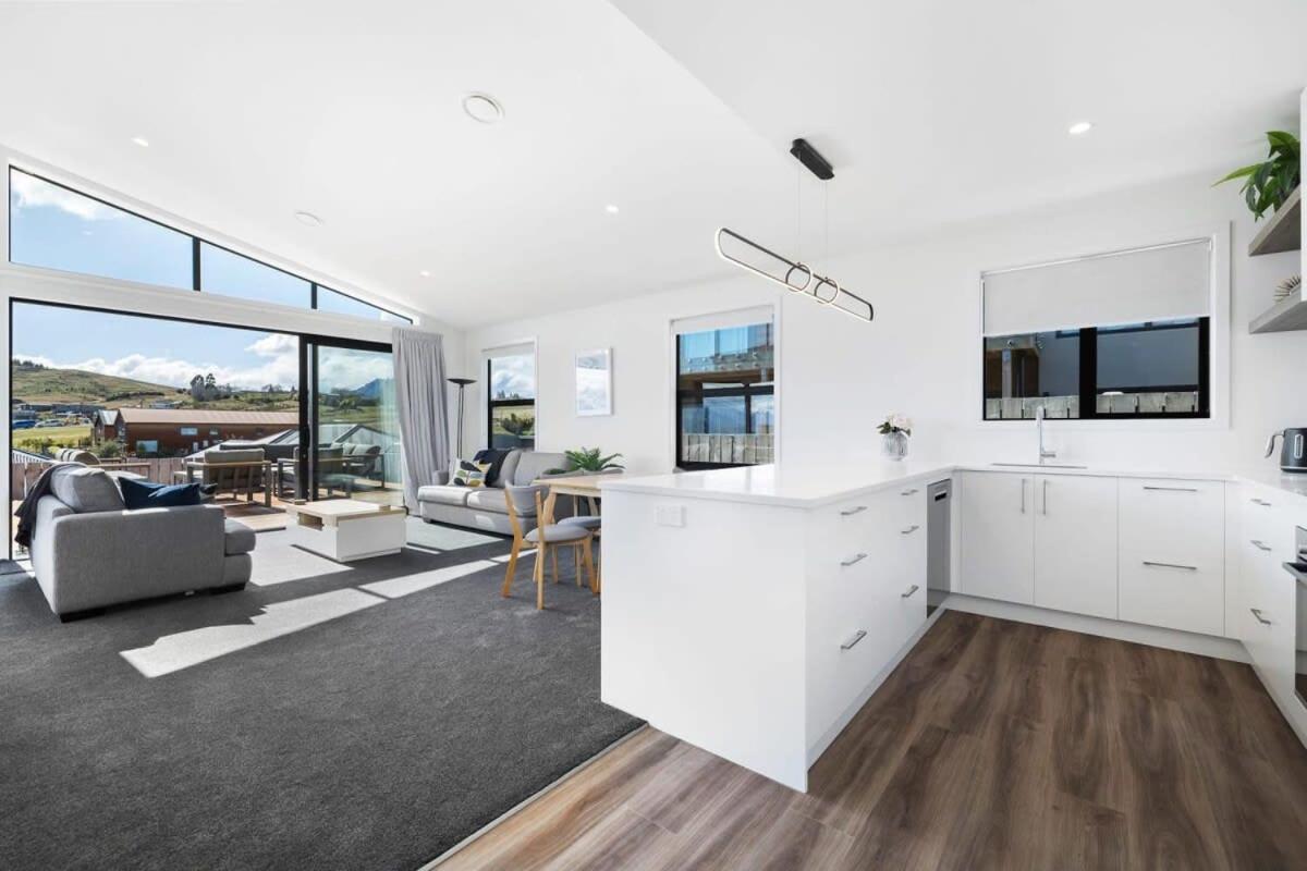 Holiday home Views From The Heights Wanaka