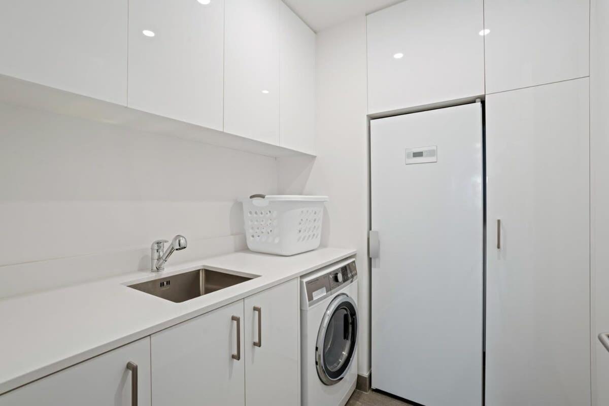 Lakefront Premier - 3 Bedroom