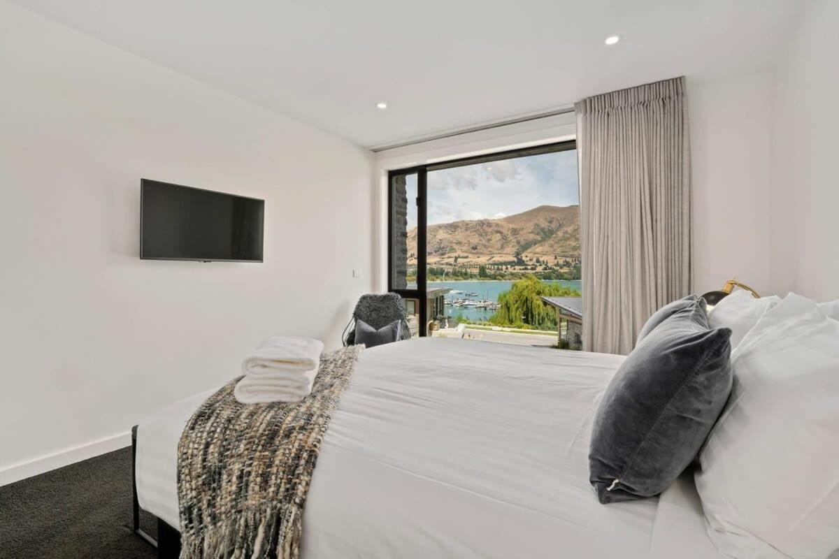 Lakefront Premier - 3 Bedroom