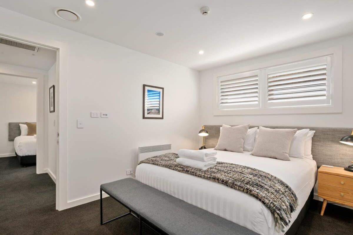 Lakefront Premier - 3 Bedroom Apartment *