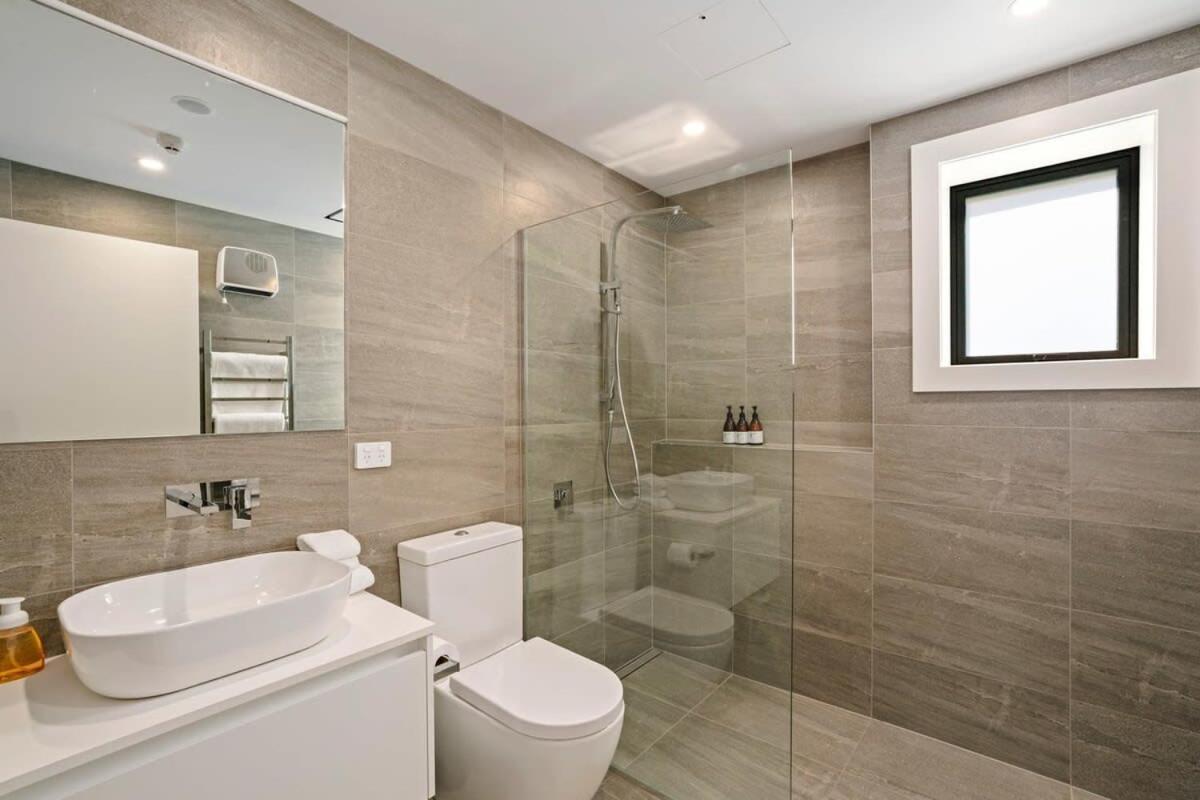 Lakefront Premier - 3 Bedroom Apartment