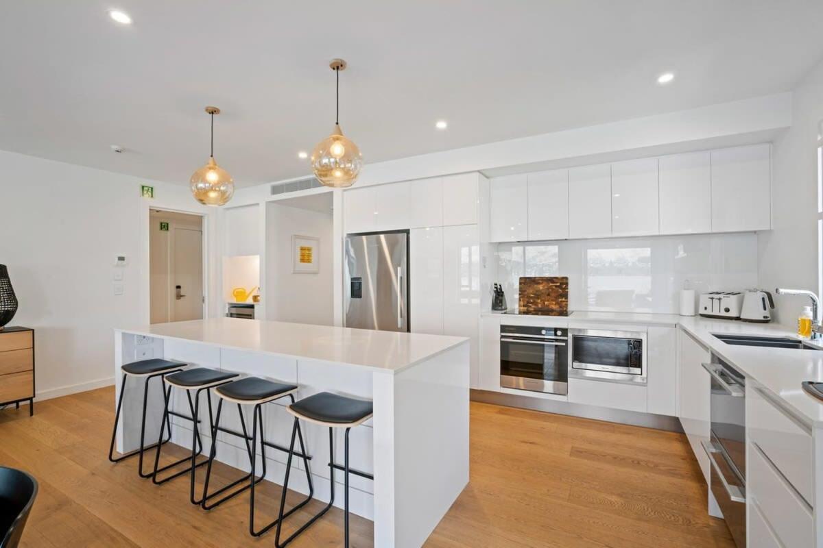 Lakefront Premier - 3 Bedroom Apartment