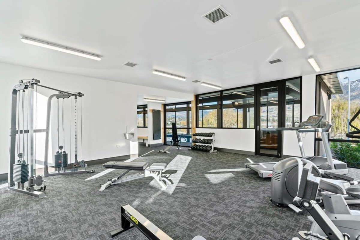 Lakefront Premier - 3 Bedroom Apartment *
